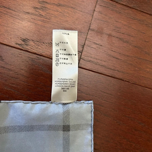 Burberry 100% Silk scarf the "Check" pattern NWT made in Italy grey n black - Picture 4 of 9